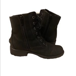 Clarks Womens Lace Up Side Zip Ankle Combat Boots Size 8 Black.